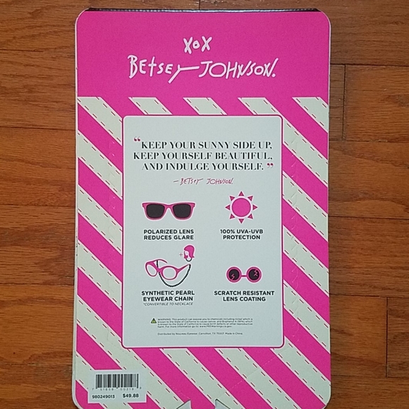 Betsy Johnson Sunglasses - Picture 2 of 4